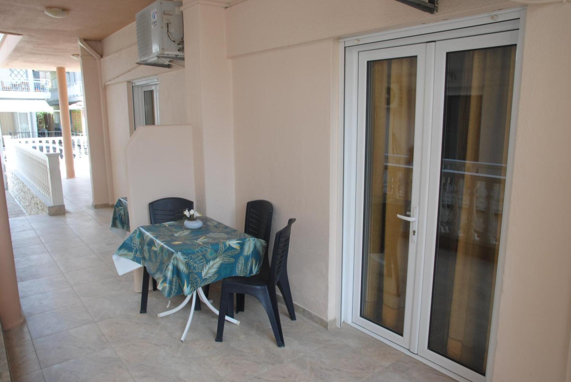 Light Blue Paralia Apartments 外观 照片