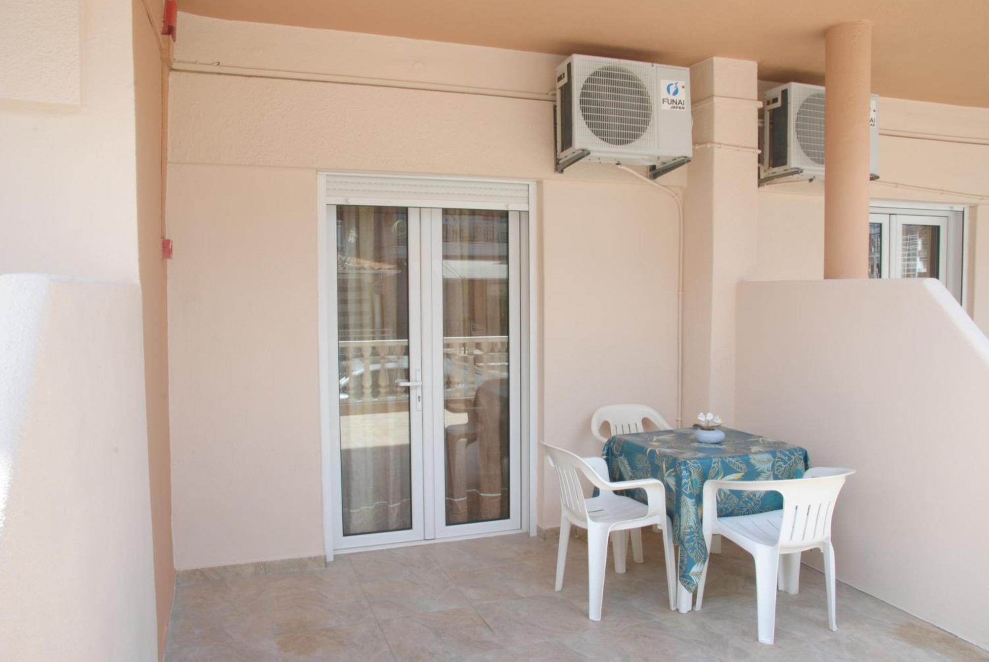 Light Blue Paralia Apartments 外观 照片