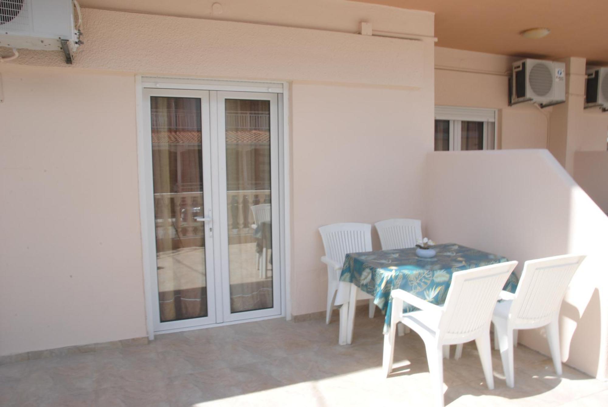 Light Blue Paralia Apartments 外观 照片
